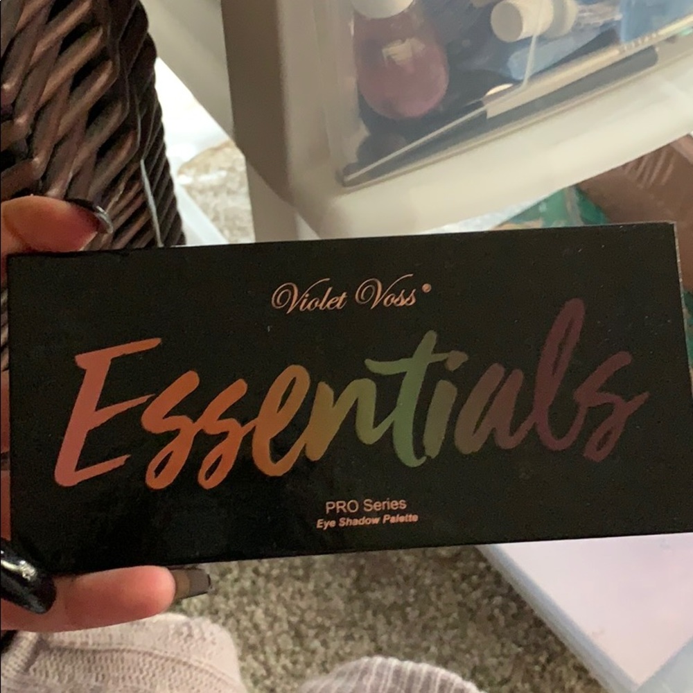 Essentials violet Voss